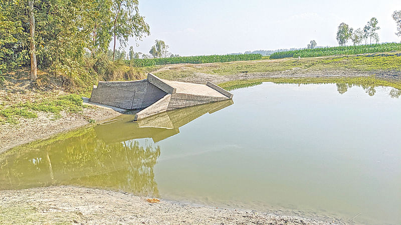 কুড়িগ্রামের নাগেশ্বরী উপজেলায় দুধকুমার নদের পুরোনো প্রবাহের ওপরের সেতু ভেঙে পড়ে আছে। গত মঙ্গলবার দুপুরে কুমেদপুর নামাপাড়া এলাকায়