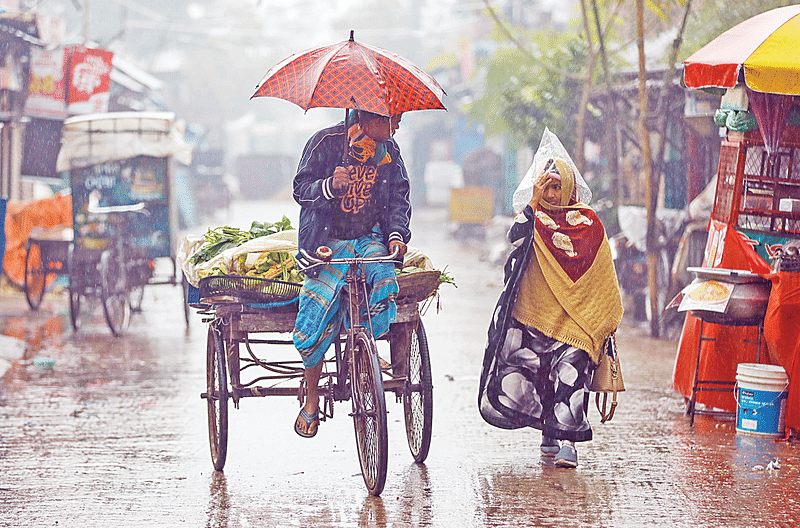 সকাল থেকে খুলনায় বৃষ্টি হয়েছে। মাঘের শীত ও বৃষ্টি মাথায় নিয়ে কাজে বের হয়েছেন মানুষ। গতকাল সকাল পৌনে ১০টায় খুলনা শহরের বাস্তুহারা এলাকায়