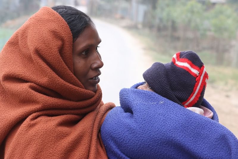 শীত থেকে বাঁচতে মা ও শিশু—দুজনেই কম্বল মুড়ে বেরিয়েছেন। ছবিটি রংপুর শহরতলির নাজিরদিগর এলাকা থেকে তোলা। ২২ জানুয়ারি