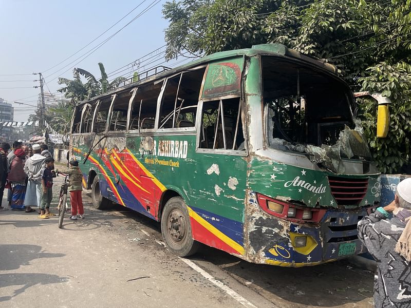 আগুনে পুড়ে যাওয়া বাস। আজ শনিবার সকালে চাঁদপুর শহরের বাসস্ট্যান্ড ইলিশ চত্বর এলাকায়