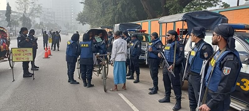 রাজধানীর বিভিন্ন সড়কে নিরাপত্তা জোরদার করেছে র‍্যাব