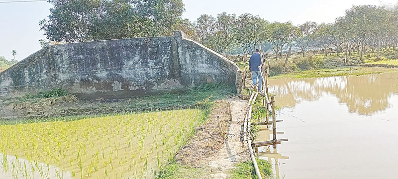 সখীপুরের সিলিমপুর গ্রামে সেতুর দুই পাশে সড়ক না থাকায় পাশেই বাঁশের সাঁকো তৈরি করা হয়েছে