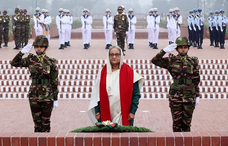 সাভারে জাতীয় স্মৃতিসৌধের বেদিতে পুষ্পস্তবক অর্পণের মাধ্যমে বীর শহীদদের প্রতি গভীর শ্রদ্ধা নিবেদন করেন প্রধানমন্ত্রী শেখ হাসিনা