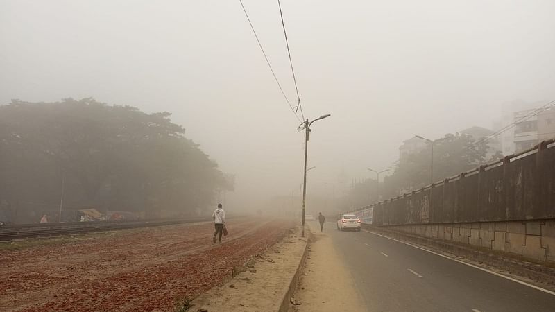 কুয়াশায় ঢেকে আছে চারদিক। আজ সকাল আটটার দিকে রাজধানীর খিলগাঁও পুলিশ ফাড়িঁ থেকে তোলা