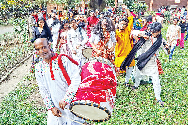 সম্প্রতি ঢাকা বিশ্ববিদ্যালয়ের চারুকলা অনুষদে জয়নুল উৎসবে ঢাক বাজান শংকর দাস ঢাকি