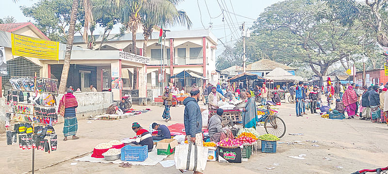 জয়পুরহাটের কালাই উপজেলার মাত্রাই ইউনিয়নের মাত্রাই বাজার। সংঘাতের কারণে আতঙ্কে আছেন এলাকার লোকজন