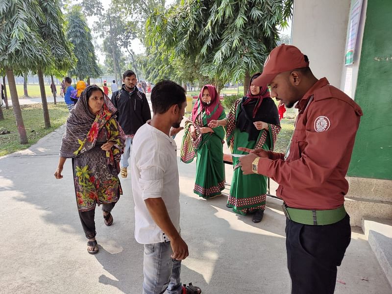 ঢাকা রেসিডেন্সিয়াল মডেল স্কুল অ্যান্ড কলেজ কেন্দ্রের ভোট দিতে আসছেন ভোটাররা