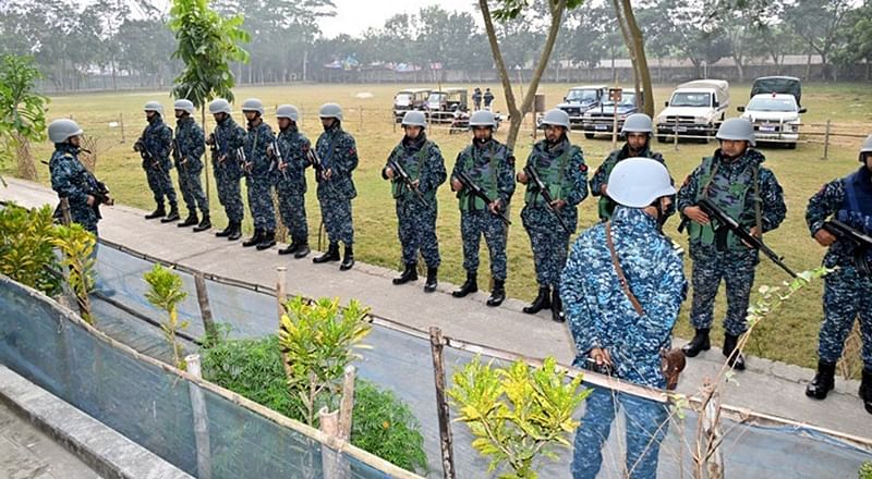 দ্বাদশ জাতীয় সংসদ নির্বাচনে স্থানীয় বেসামরিক প্রশাসনকে সহায়তার লক্ষ্যে দেশের উপকূলীয় ছয় জেলায় নৌবাহিনীর সদস্যরা দায়িত্ব পালন করছেন