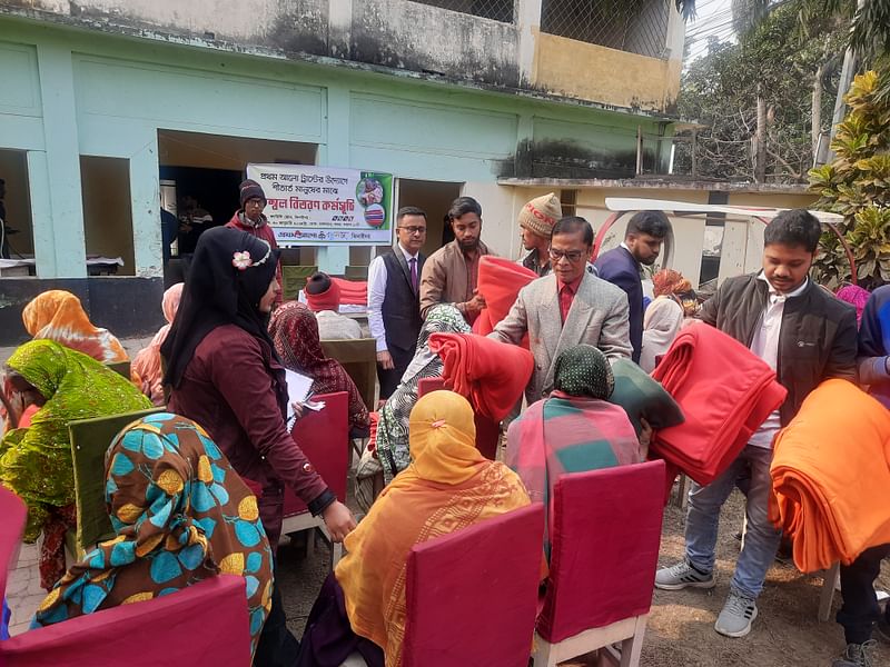 ঝিনাইদহ শহর ও কালীগঞ্জের চাপালী গ্রামে আজ মঙ্গলবার সকালে প্রথম আলো ট্রাস্টের উদ্যোগে ২০০ অসহায় শীতার্ত মানুষের মধ্যে কম্বল বিতরণ করা হয়