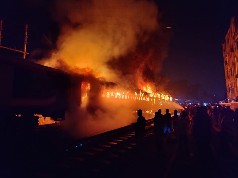 দুর্বৃত্তদের দেওয়া আগুনে পুড়ছে বেনাপোল এক্সপ্রেস। পুড়ে গেছে ট্রেনটির তিনটি বগি। ট্রেনটি দুপুরে যশোরের বেনাপোল থেকে ঢাকার উদ্দেশে ছেড়ে আসে। গতকাল রাত সাড়ে ৯টায় রাজধানীর গোপীবাগ এলাকায়