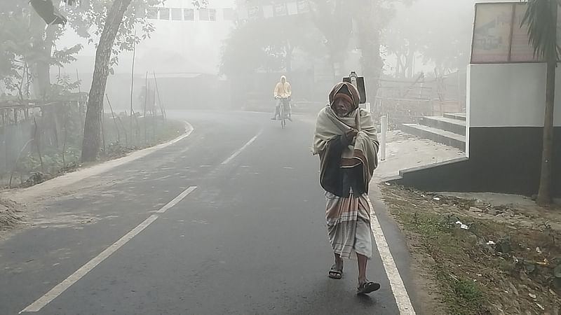 কুড়িগ্রামে ঘন কুয়াশা ও মৃদ্যু শৈত্যপ্রবাহের কারণে জনজীবনে দুর্ভোগ নেমে এসেছে। আজ শুক্রবার সকালে ধরলা ব্রিজ পাড় এলাকা থেকে তোলা