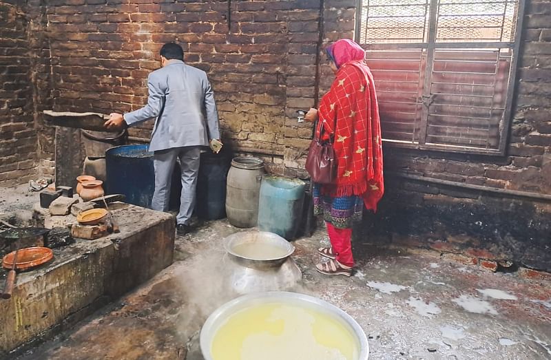 বগুড়ার শেরপুরে রিংকী সুইটস কারখানায় নিরাপদ খাদ্য কর্তৃপক্ষের অভিযান। বুধবার দুপুরে শহরের উত্তর সাহাপাড়া মহল্লায়