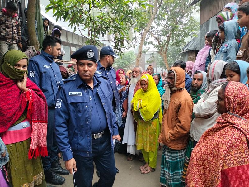 ঘটনাস্থল পরিদর্শনের পর নিহত ডালিম সরকারের বাড়িতে যান মুন্সিগঞ্জের পুলিশ সুপারসহ উর্ধ্বতন কর্মকর্তারা। আজ বৃহস্পতিবার সকালে মুন্সিগঞ্জ সদর উপজেলার মুন্সিকান্দি গ্রামে