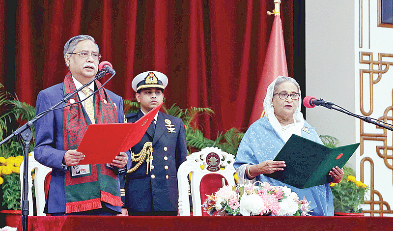 পঞ্চমবারের মতো প্রধানমন্ত্রী হিসেবে শপথ নিচ্ছেন আওয়ামী লীগের সভাপতি ও প্রধানমন্ত্রী শেখ হাসিনা। শপথবাক্য পাঠ করাচ্ছেন রাষ্ট্রপতি মো. সাহাবুদ্দিন। গতকাল বঙ্গভবনে