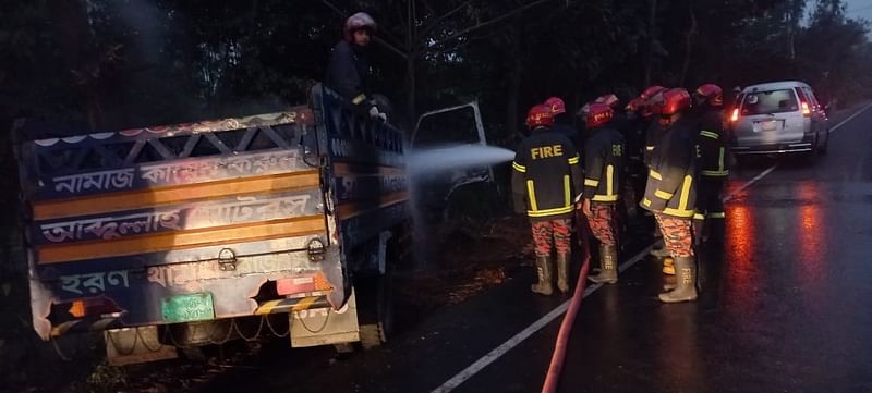 সীতাকুণ্ডে পিকআপ ভ্যানে পেট্রোল বোমা নিক্ষেপের পর আগুন নিয়ন্ত্রণের চেষ্টা করছেন ফায়ার সার্ভিসের কর্মীরা। আজ  ভোরে উপজেলার ঢালিপাড়ার রাস্তার মাথায় এলাকায়