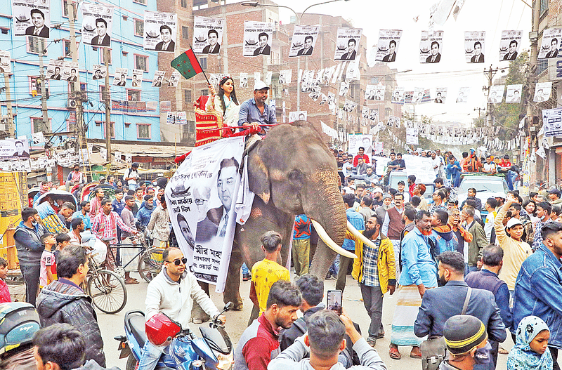 হাতির গায়ে বিশাল আকৃতির নির্বাচনী ব্যানার টানিয়ে ঢাকা-৬ আসনে আওয়ামী লীগ মনোনীত প্রার্থী সাঈদ খোকনের নির্বাচনী প্রচার। এ সময় আশপাশে চলাচল করা যানবাহনগুলো আটকা পড়ে। গতকাল বিকেলে রাজধানীর ধোলাইখাল এলাকায়