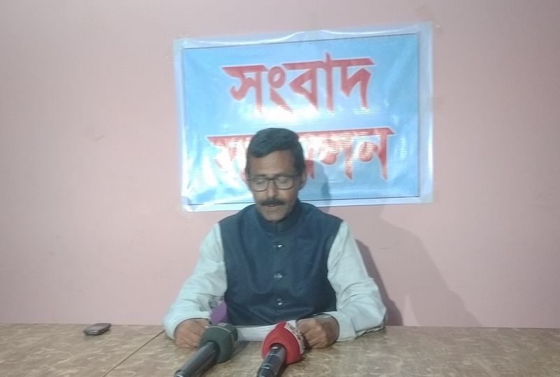 নওগাঁ-১ আসনের স্বতন্ত্র প্রার্থী খালেকুজ্জামান সংবাদ সম্মেলনে লিখিত বক্তব্য পাঠ করেন। আজ শুক্রবার সকালে নওগাঁ শহরের একটি রেস্তোরাঁয়