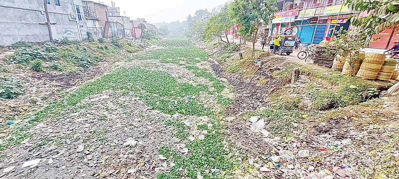 সাতক্ষীরা শহরের প্রাণসায়ের খাল ময়লা-আবর্জনা ফেলে ভরাট করা হয়েছে। এতে ওই খাল দিয়ে পানিপ্রবাহ বন্ধ রয়েছে