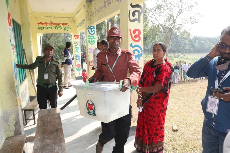 রমজানপুর সরকারি প্রাথমিক বিদ্যালয় কেন্দ্রের ব্যালটবাক্স নিরাপদ স্থানে নেওয়া হচ্ছে। দক্ষিণ রমজানপুর কালকিনি মাদারীপুর