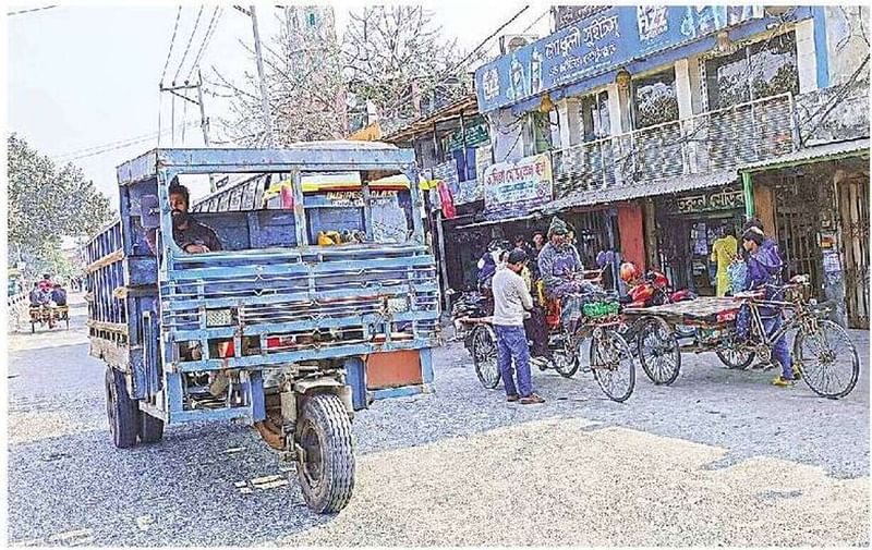 বাস-ট্রাকের পাশাপাশি চলছে তিন চাকার যানবাহন। এতে দুর্ঘটনার ঝুঁকি বাড়ছে। গত শুক্রবার পাবনার বেড়া বাসস্ট্যান্ডে