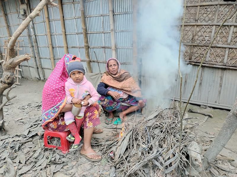 রংপুরের বদরগঞ্জে আগুন জ্বালিয়ে শীত নিবারণের চেষ্টা করছেন কয়েকজন নারী। শুক্রবার বিকেলে উপজেলার দামোদরপুর গ্রামে