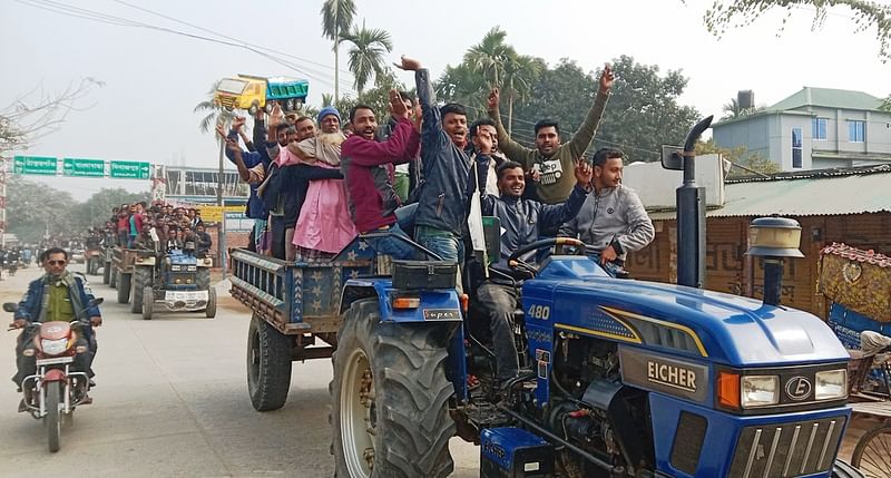 দিনাজপুর-১ আসনে জয়ী স্বতন্ত্র প্রার্থী মো. জাকারিয়ার কর্মী-সমর্থকেরা গতকাল সড়কে উল্লাস প্রকাশ করেন