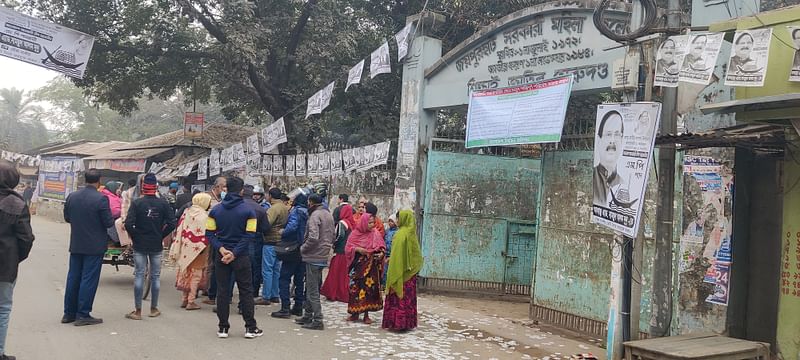 জয়পুরহাট সরকারি মহিলা কলেজ ভোটকেন্দ্রের মূল ফটকে বিস্ফোরণের শব্দ শোনার পর ঘটনাস্থলে পুলিশ আসে। রোববার সকালে