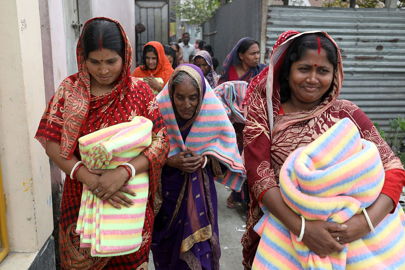 রবিদাস সম্প্রদায়ের বাসিন্দাদের মধ্যে ১০০টি কম্বল বিতরণ করে প্রথম আলো বন্ধুসভা। শুক্রবার বিকেলে পাবনা জেলা শহরের রাধানগর যুগীপাড়া মহল্লায়