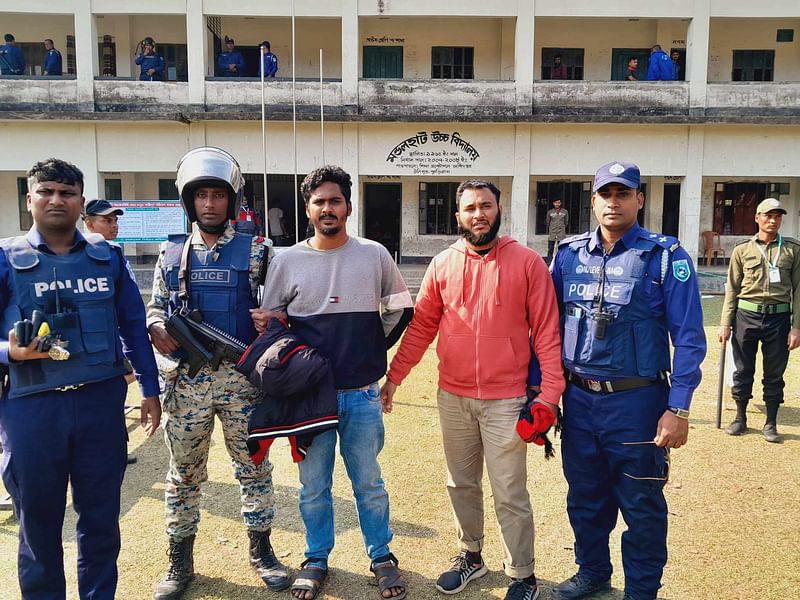 ভোটকেন্দ্রে ঢুকে জাল ভোট দেওয়ার সময় আটক করা হয় ছাত্রলীগ কর্মী মাহাতাব হোসেনকে। পরে ভ্রাম্যমাণ আদালতের মাধ্যমে তাঁকে কারাদণ্ড দেওয়া হয়েছে