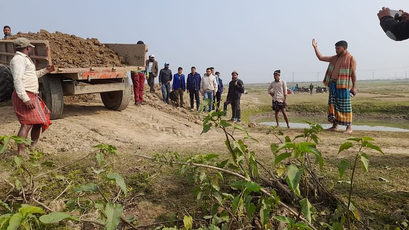 মধ্যনগরের কাইলানী হাওরের গুবরিয়া খাল ফসল রক্ষা বাঁধের ১৬ নম্বর প্রকল্পের কাজ দুদিন বন্ধ থাকার পর আজ আবার শুরু হয়েছে। রোববার সকালে পুলিশের পাহারায় কাজটি শুরু হয়