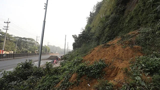 সড়ক নির্মাণের জন্য খাড়াভাবে কাটা হয় পাহাড়। তাই প্রায় সময় সড়কের ওপর ধসে পড়ছে পাহাড়ের মাটি। সম্প্রতি ফৌজদারহাট-বায়েজিদ লিংক সড়কের এশিয়ান ইউনিভার্সিটি ফর উইমেনের স্থায়ী ক্যাম্পাস এলাকায়