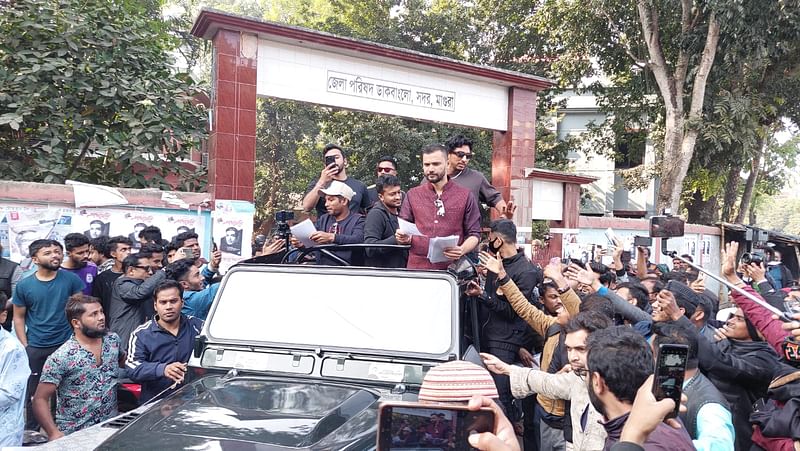 ছাদখোলা গাড়িতে সাকিবের সঙ্গে নির্বাচনী প্রচারণায় মাশরাফি–সৌম্যসহ জাতীয় ক্রিকেট দলের বর্তমান ও সাবেক খেলোয়াড়েরা। বৃহস্পতিবার দুপুরে জেলা পরিষদ ডাক বাংলোর সামনে