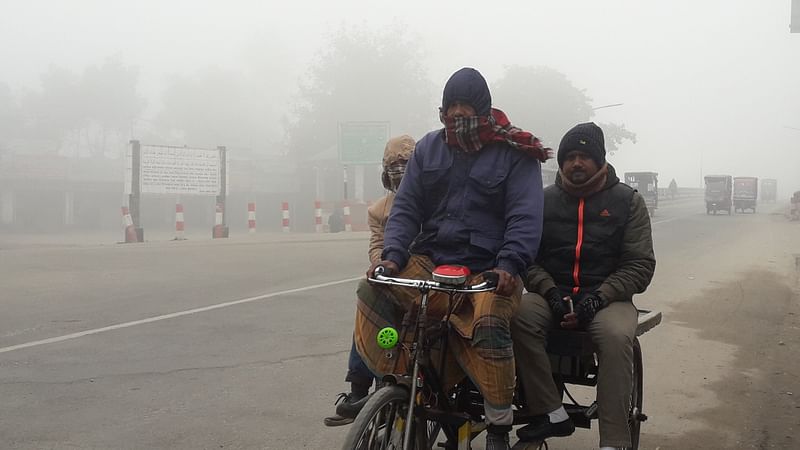 সকালের হাড়কাঁপানো শীত উপেক্ষা করে প্রয়োজনের তাগিদে বের হয়েছেন সাধারণ মানুষ। আজ শুক্রবার সকাল সাড়ে ৯টার দিকে পঞ্চগড় জেলা শহরসংলগ্ন করতোয়া সেতুতে