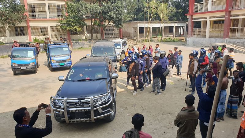 নৌকার সমর্থকদের সঙ্গে লাঙ্গলের সমর্থকদের সংঘর্ষের পর বন্ধ করে দেওয়া হয়েছে ভোটগ্রহণ। আজ রোববার সকালে নারায়ণগঞ্জের আড়াইহাজার উপজেলার রামচন্দ্রদী সরকারি প্রাথমিক বিদ্যালয় কেন্দ্রে