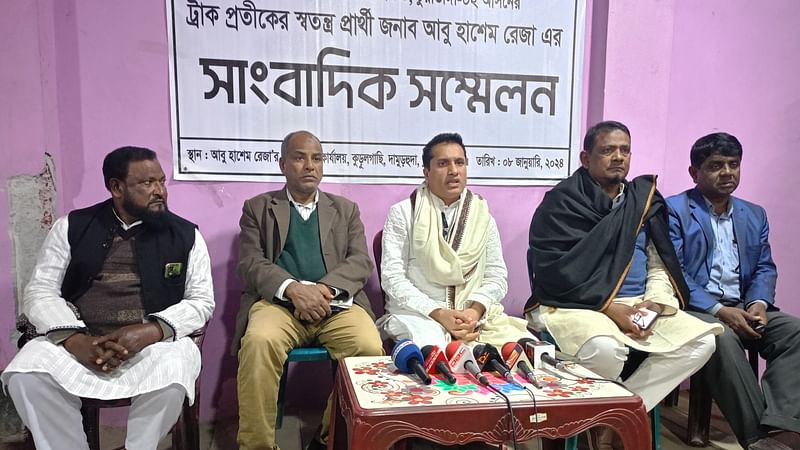 চুয়াডাঙ্গা-২ আসনে ‘বড় ধরনের কারচুপির’ অভিযোগ এনে ফলাফল প্রত্যাখ্যান করেছেন স্বতন্ত্র প্রার্থী আবু হাশেম রেজা। গতকাল সোমবার রাতে দামুড়হুদা উপজেলার কুড়ুলগাছিতে রাজনৈতিক কার্যালয়ে