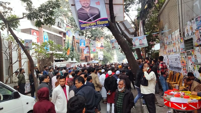 জাতীয় পার্টির পরাজিত কয়েকজন প্রার্থীর নেতৃত্বে একদল নেতা-কর্মী আজ ঢাকার বনানীতে দলীয় কার্যালয়ের সামনে বিক্ষোভ করেন