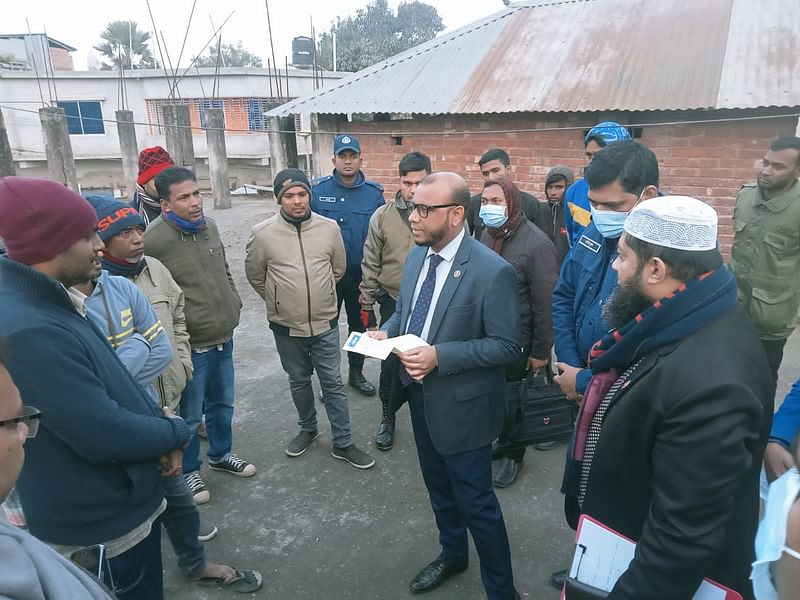 নওগাঁর নিয়ামতপুর উপজেলার রাউতাড়া বাজারে একটি ধানের আড়তে প্রশাসনের মজুতবিরোধী অভিযান