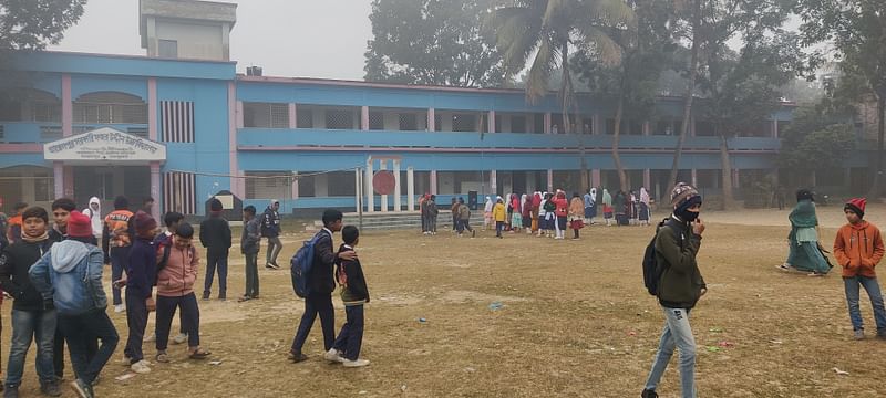 আক্কেলপুর উপজেলা সদরের ফজরউদ্দিন (এফইউ) পাইলট উচ্চবিদ্যালয়ের শিক্ষকেরা জানেন না ছুটির বিষয়টি। রোববার সকাল ১০টায়