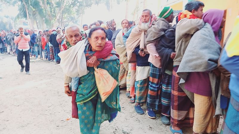 দিনাজপুরের বিরামপুর উপজেলার কাটলা উচ্চ বিদ্যালয় থেকে স্মার্ট কার্ড সংগ্রহ করতে স্ত্রী গৌরী বালার কাঁধে চড়ে আসেন বীরেন্দ্র নাথ রায় (৭২)