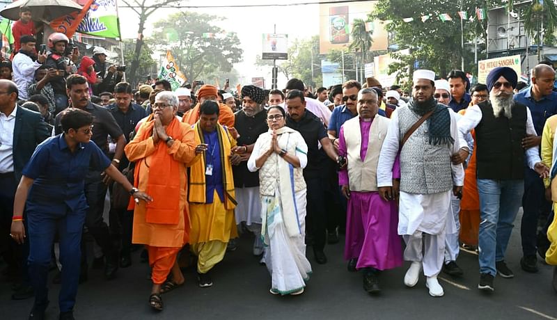 ভারতের উত্তর প্রদেশের অযোধ্যায় রামমন্দির উদ্বোধনের দিন কলকাতায় সর্বধর্মের সংহতি যাত্রায় নেতৃত্ব দেন পশ্চিমবঙ্গের মুখ্যমন্ত্রী মমতা বন্দ্যোপাধ্যায়। কলকাতা ২২ জানুয়ারি