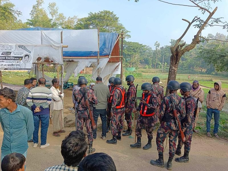 আগুনে পুড়ে যাওয়া কল্যাণ পার্টির নির্বাচনী ক্যাম্প পরিদর্শন করে আইনশৃঙ্খলা বাহিনীর সদস্যরা। আজ সকালে চকরিয়া উপজেলার বিএমচর ইউনিয়নের পুচ্ছালিয়া পাড়ায়