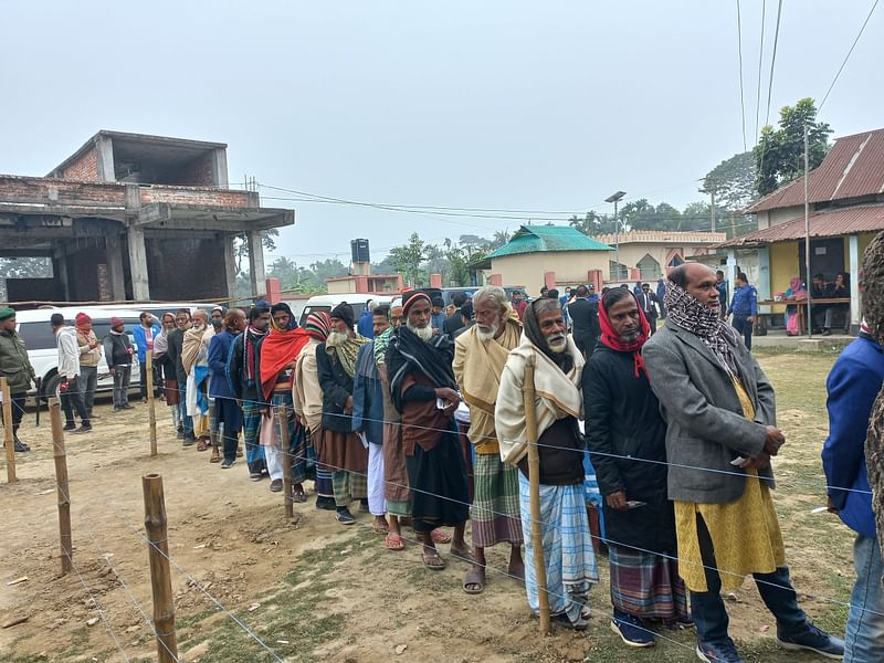 শীতের সকালে ভোট দিতে এসেছেন ভোটাররা। আজ শনিবার সকাল ৯টায় ময়মনসিংহের গৌরীপুর উপজেলার ভালুকাপুর সরকারি প্রাথমিক বিদ্যালয়ে