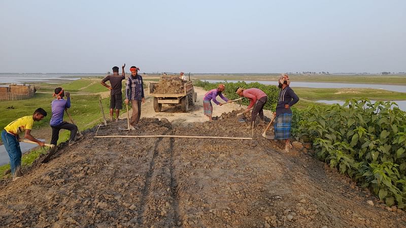 মধ্যনগর উপজেলার গুরমার হাওরের ফসল রক্ষা বাঁধের ২৬ নম্বর প্রকল্প কাজ চলছে। সম্প্রতি তোলা