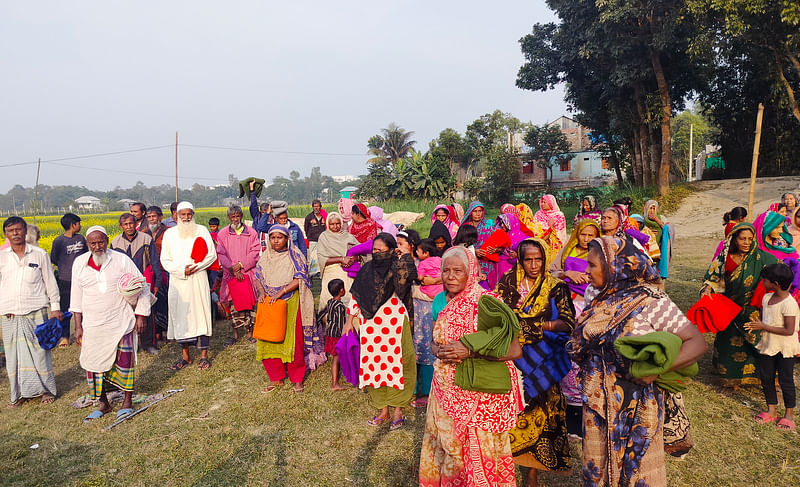 প্রথম আলো ট্রাস্টের উদ্যোগে শীতার্ত ও অসহায় ১০০ জনকে কম্বল দেওয়া হয়েছে। শুক্রবার বিকেলে মানিকগঞ্জ সদর উপজেলার দীঘি গ্রামে