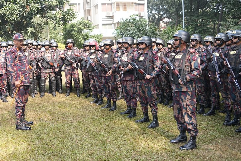 রাজধানীর মিরপুরে বিজিবির অস্থায়ী নির্বাচনী বেজ ক্যাম্প পরিদর্শন করেন বাহিনীর মহাপরিচালক (ডিজি) মেজর জেনারেল এ কে এম নাজমুল হাসান