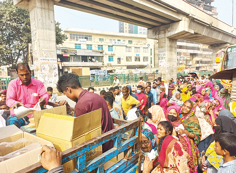 বাজারের চেয়ে একটু সাশ্রয়ী বা কম দামে পণ্য কিনতে টিসিবির ট্রাকের সামনে ভিড় করেন সীমিত আয়ের মানুষ। গতকাল দুপুরে রাজধানীর এফডিসি গেটের সামনে