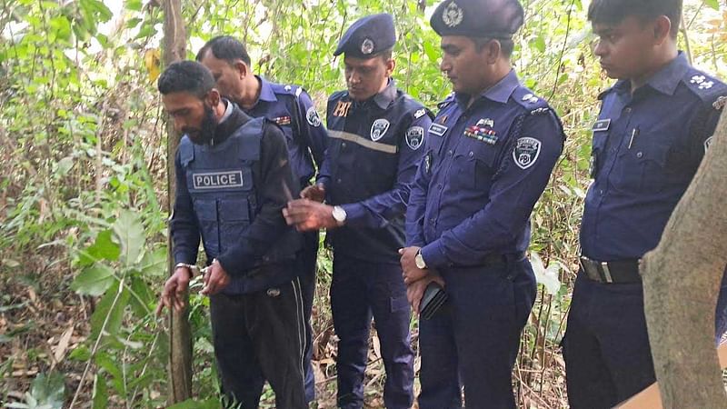 বাগেরহাটের ফকিরহাটে অজ্ঞাত নারীর লাশ উদ্ধারের ঘটনায় আটক লিটন গাজীকে নিয়ে ঘটনাস্থলে পিবিআই