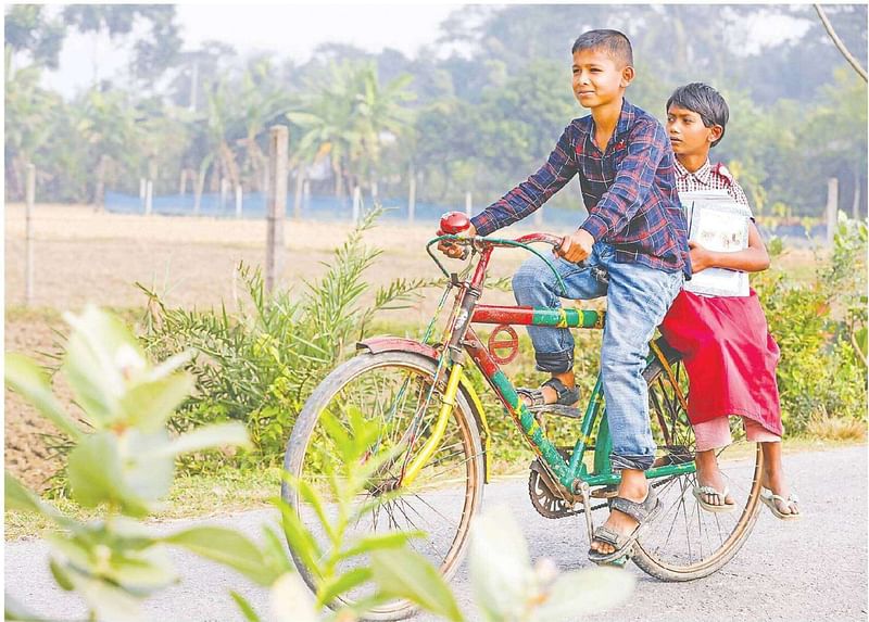 জুয়েল পড়ে চতুর্থ শ্রেণিতে। ছোট বোন মারিয়া তৃতীয় শ্রেণির ছাত্রী। নতুন বই নিয়ে স্কুল থেকে বাড়ির পথ ধরেছে দুই ভাই–বোন। ১ জানুয়ারি খুলনার বটিয়াঘাটা উপজেলা থেকে