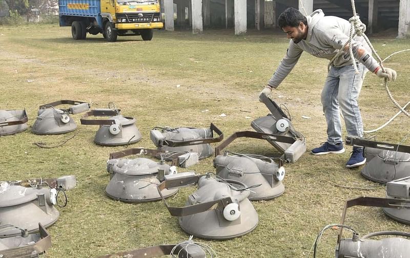 রাজশাহীর বিভাগীয় স্টেডিয়ামের ফ্লাডলাইটের বাল্বগুলো খুলে নিয়ে যাওয়া হয়েছে সিলেট স্টেডিয়ামের জন্য। শুক্রবার রাজশাহীর তেরোখাদিয়া এলাকায়