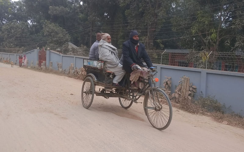 শীত ও কুয়াশা উপেক্ষা করে গন্তব্যে ছুটছে মানুষ। আজ সোমবার সকালে নওগাঁ শহরের বিজিবি ব্রিজ এলাকায়